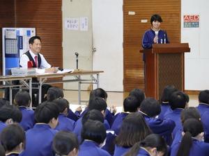 笑顔で生徒の発表を聞く市長