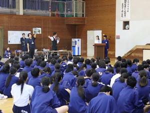 発表した生徒にコメントする市長
