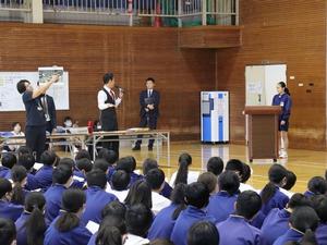 発表した生徒にコメントする市長