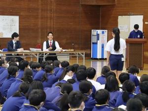 市長に質問する生徒