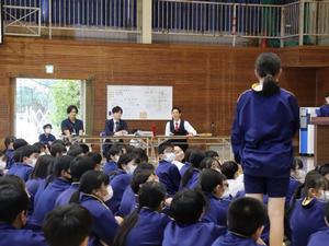 市長に質問をする生徒