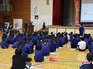 市長に質問をする生徒