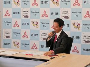 笑顔で説明をする市長