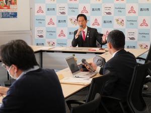 記者の質問に答える市長