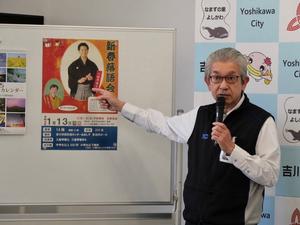 職員が説明する様子