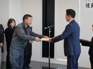 賞状を授与する市長