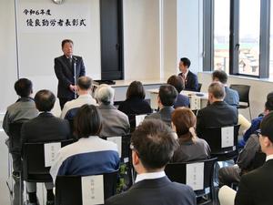 挨拶をする商工会長