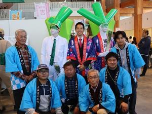 参加したJAの方々とねぎ夫と市長との記念撮影