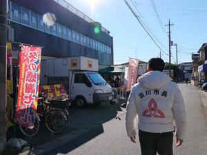 カマニに到着した市長