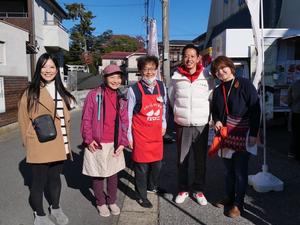 来場者や出店者の皆さんと市長との記念撮影