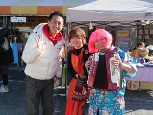 来場者や出店者の皆さんと市長との記念撮影