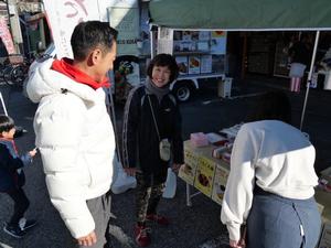 来場者や出店者の皆さんと話をする市長