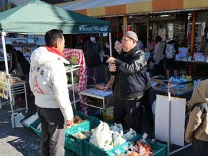 来場者や出店者の皆さんと話をする市長