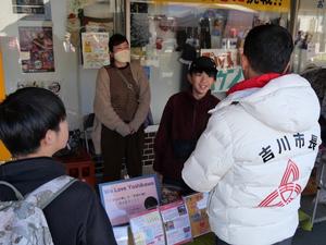 来場者や出店者の皆さんと話をする市長