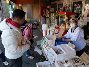 来場者や出店者の皆さんと話をする市長
