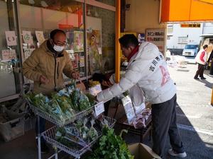 来場者や出店者の皆さんと話をする市長