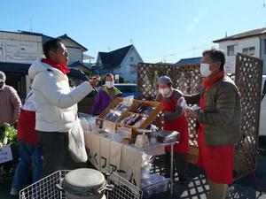 来場者や出店者の皆さんと話をする市長