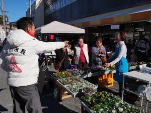 来場者や出店者の皆さんと話をする市長