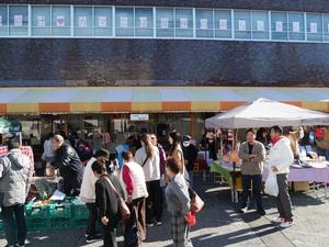 来場者や出店者の皆さんと話をする市長