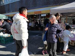 来場者や出店者の皆さんと話をする市長