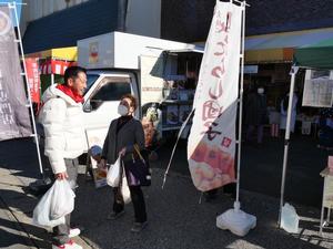 来場者や出店者の皆さんと話をする市長