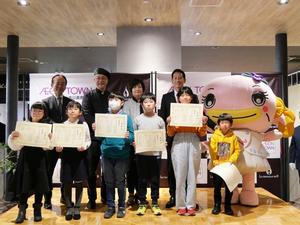 受賞者のみんなと辻口シェフ、市長、教育長らとの記念撮影