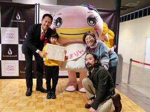 受賞者の児童とその家族と市長との記念撮影