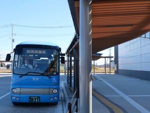 吉川美南駅に停車するグローバル交通のバス
