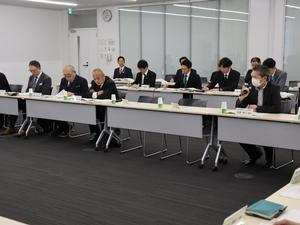 会議で発言する委員