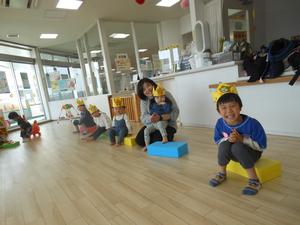 お誕生児5人が並んで座っている写真