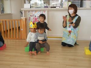 4歳になる女の子の隣りに弟くんが座った写真