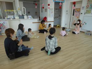 「はじまるよはじまるよ」の手遊びを楽しむ様子
