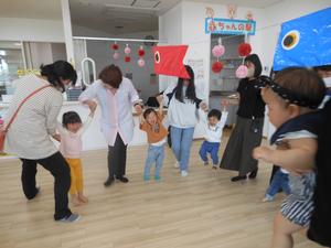 外国語の歌で踊りを踊る様子。