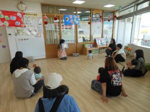 保育士の絵本の読み聞かせの様子