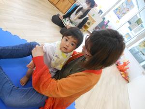 ママに抱かれたカメラ目線の男の子の写真