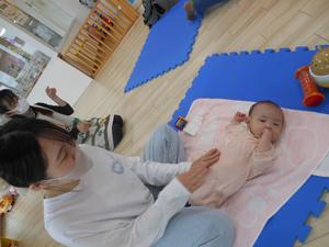 カメラ目線の3か月の女の子の写真