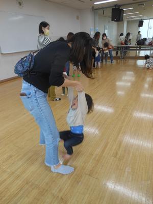 「親子でメリーゴーランド」踊っているママと男の子の様子