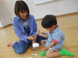 「こいのぼりクラッカー」を作っているママと男の子の様子
