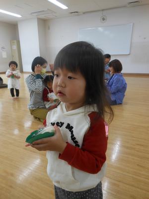 柏せんべいをもらった女の子の写真
