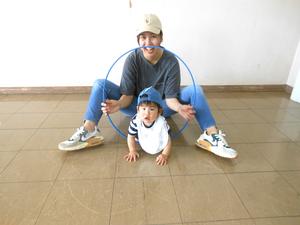 フープで遊ぶ親子の写真