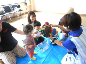 読み聞かせママを決めるため、黒ひげ危機一髪をしている様子