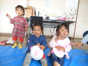 作品を持って記念の写真撮影の様子