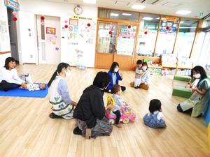 絵本の読み聞かせを見ている様子