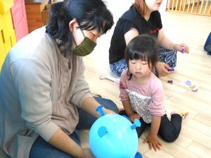 風船に足をつける様子を見ている女の子