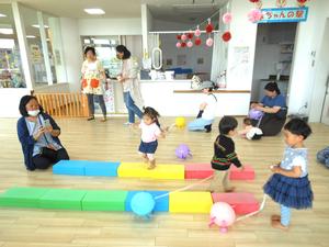 積み木で道を作って、風船動物をお散歩させている様子
