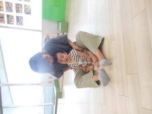 手遊びで、ママにくすぐられている男の子の様子