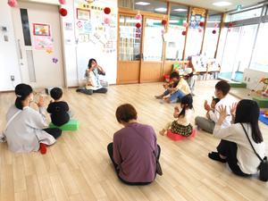 「げんこつやまのたぬきさん」の手遊びをしている様子