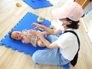 ママにくすぐられる女の子の様子