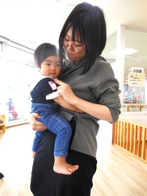 ママに抱っこされてふれあい遊びを楽しむ男の子の写真