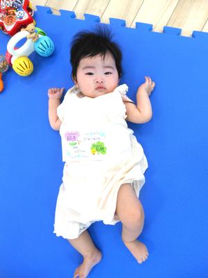身長体重を測定後、結果と一緒に記念写真を撮った赤ちゃんの写真